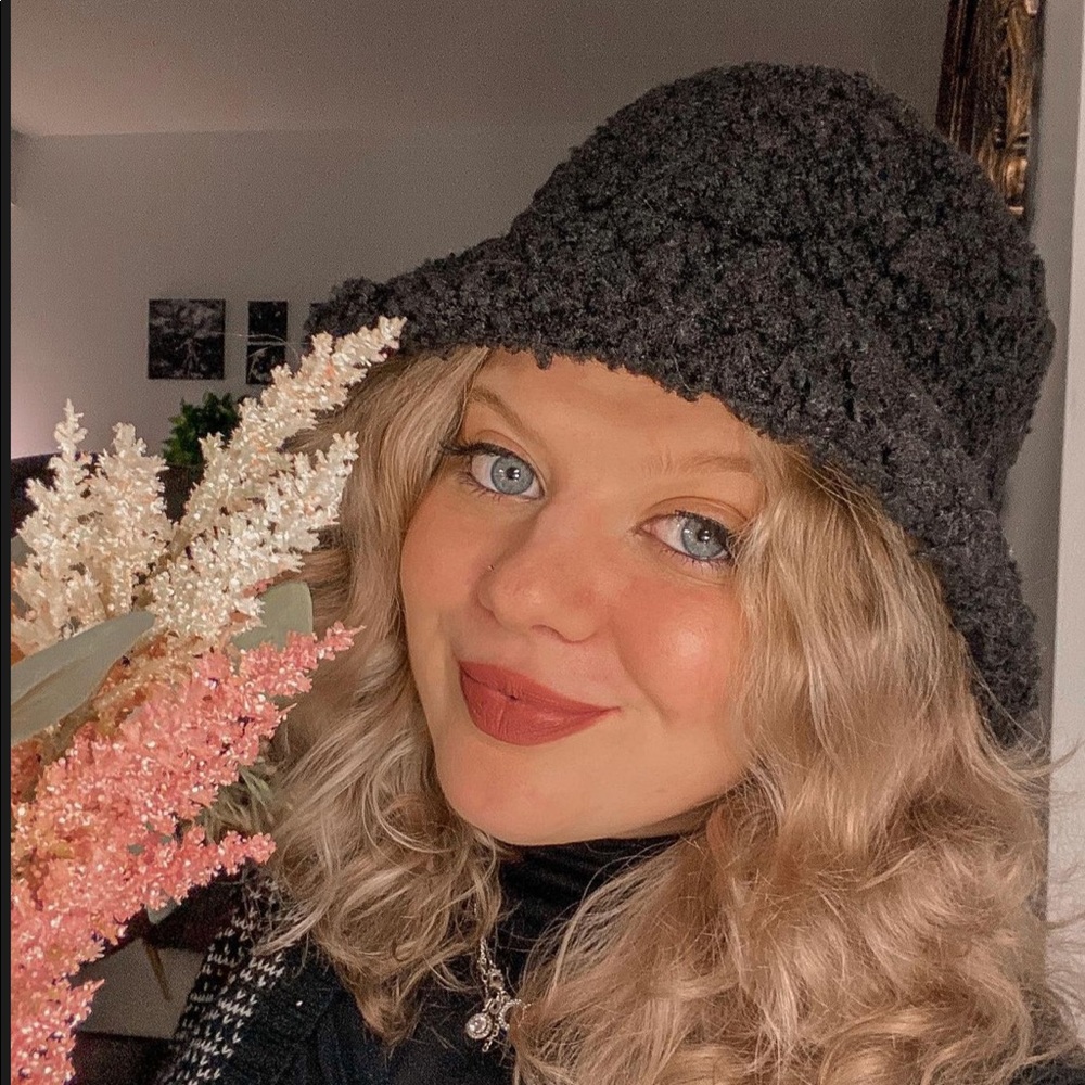 Black fluffy bucket hat
